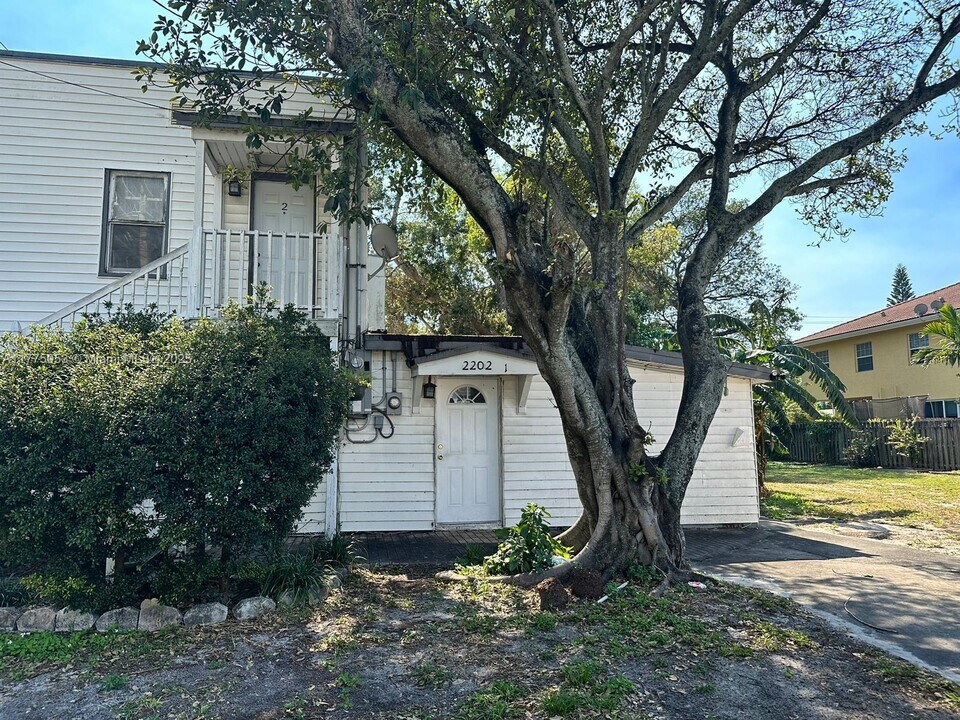 2202 Van Buren St in Hollywood, FL - Building Photo