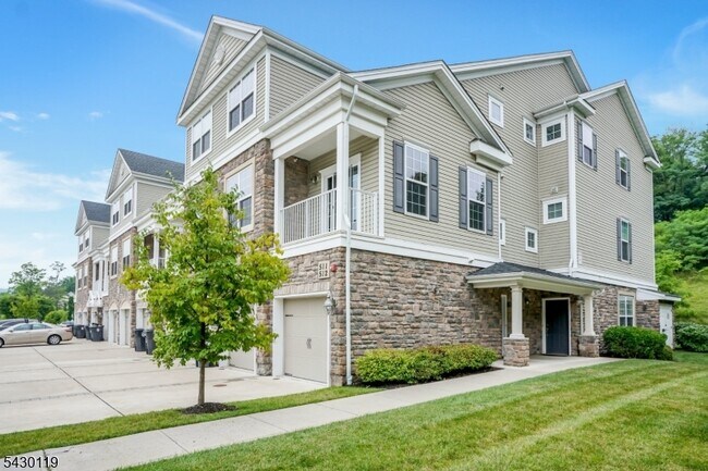 512 Waterview Ct in Hanover, NJ - Building Photo - Building Photo