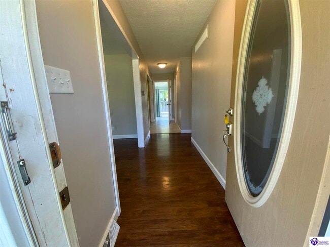 408 W Crocus Dr in Radcliff, KY - Building Photo - Building Photo