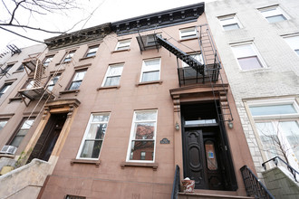 563 Henry St in Brooklyn, NY - Foto de edificio - Building Photo