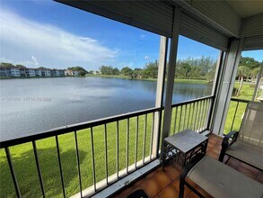 9423 S Hollybrook Lake Dr in Pembroke Pines, FL - Building Photo - Building Photo