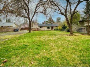 1428 Crown Ave in Medford, OR - Foto de edificio - Building Photo