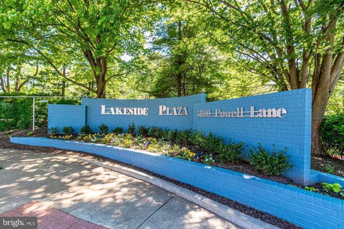 3800 Powell Ln, Unit 1206 in Falls Church, VA - Foto de edificio