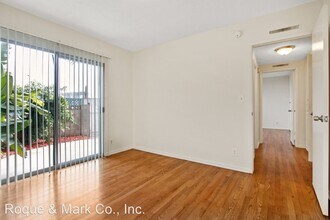 1453 Brockton Ave in Los Angeles, CA - Building Photo - Building Photo