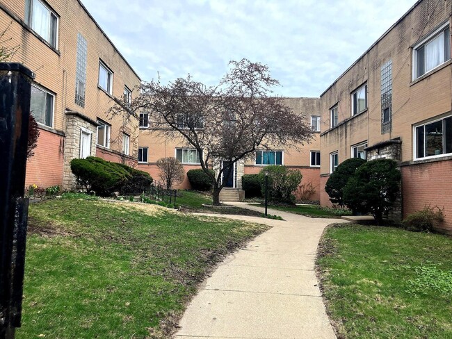 property at 1706 W Jarvis Ave