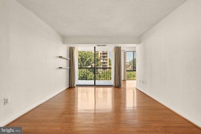 4500 S Four Mile Run Dr in Arlington, VA - Building Photo - Building Photo