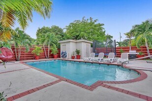 208 SW 2nd Ave in Hallandale Beach, FL - Building Photo