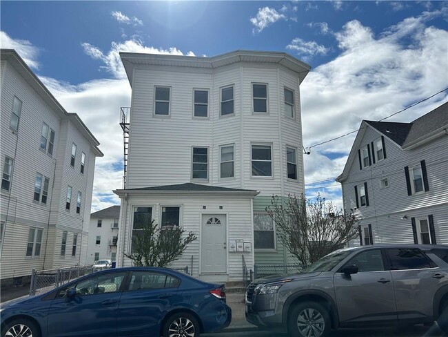 38 Larch St in Pawtucket, RI - Building Photo - Building Photo
