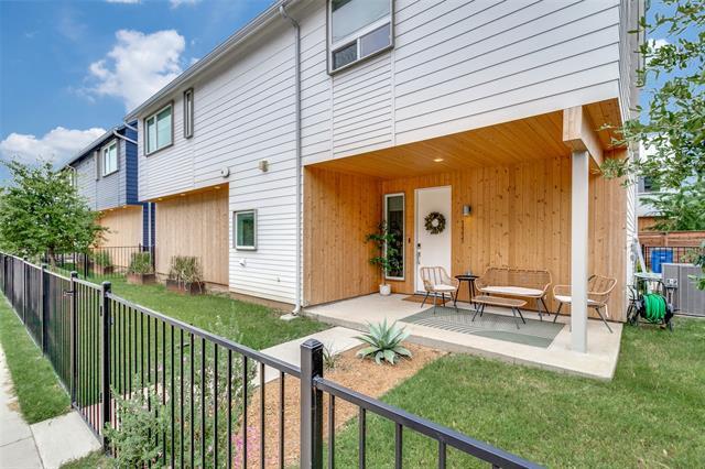 1111 Barsotti Ct in Dallas, TX - Building Photo