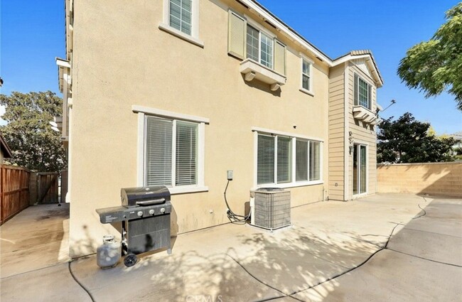 6881 Vanderbilt St in Chino, CA - Foto de edificio - Building Photo