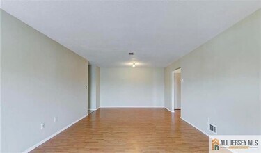 414 Sharon Garden Ct in Woodbridge, NJ - Building Photo - Building Photo