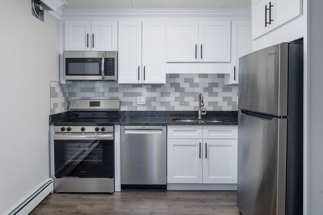 4925 Fairview Ave in Downers Grove, IL - Building Photo - Interior Photo