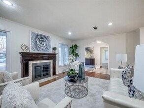 6106 Meadow Crest Dr in Dallas, TX - Building Photo - Building Photo