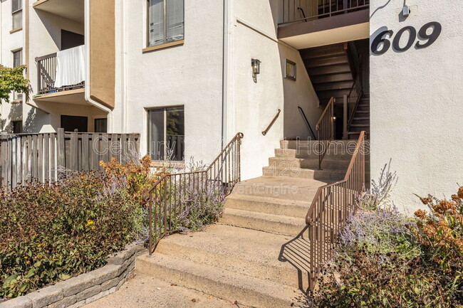 609 Center St