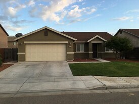 6443 E Woodward Ave in Fresno, CA - Building Photo