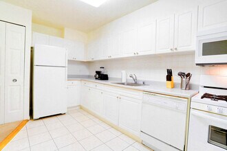 320 23rd St S in Arlington, VA - Foto de edificio - Building Photo