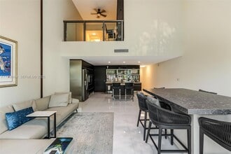 6000 Collins Ave, Unit 112 in Miami Beach, FL - Foto de edificio - Building Photo