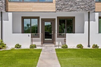 90 Columbia Dr in Tampa, FL - Foto de edificio - Building Photo