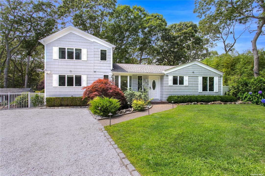 1 Terrace Ln in Hampton Bays, NY - Foto de edificio