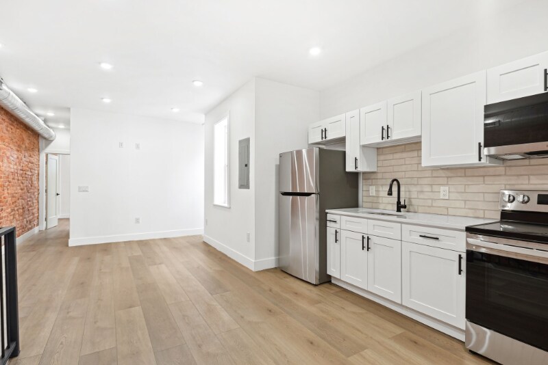 5814 Chestnut St in Philadelphia, PA - Building Photo