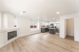 1813 Navajo Lake Way in Las Vegas, NV - Building Photo - Building Photo