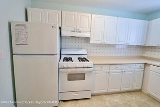 110 Union Ave, Unit B in Lakehurst, NJ - Building Photo - Building Photo