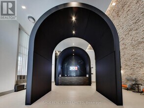 285-285 Dufferin St in Toronto, ON - Building Photo - Building Photo