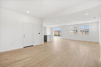 10112 Yanna Wy in Elk Grove, CA - Foto de edificio - Building Photo