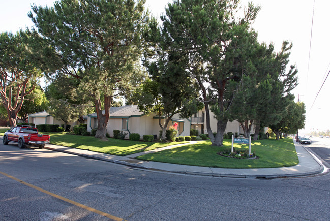 El Monte West in Dinuba, CA - Foto de edificio - Building Photo