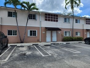 8561 SW 109th Ave in Miami, FL - Foto de edificio - Building Photo