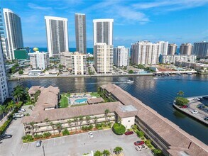 2600 Diana Dr in Hallandale Beach, FL - Building Photo - Building Photo