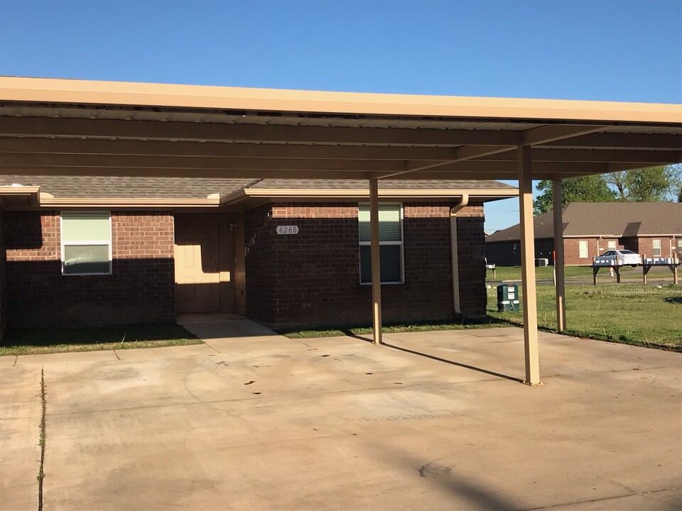 4262 Castlegate Dr, Unit 4262 in Paris, TX - Foto de edificio