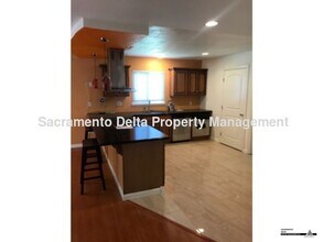 6912 Southwood Way in Sacramento, CA - Building Photo - Building Photo