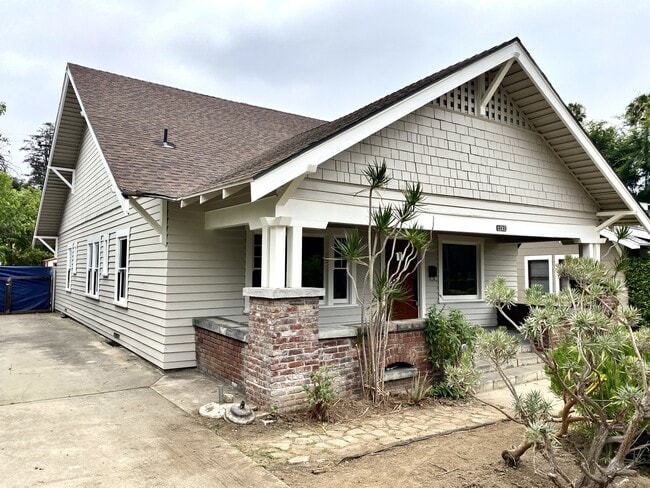 property at 1132 Stratford Ave