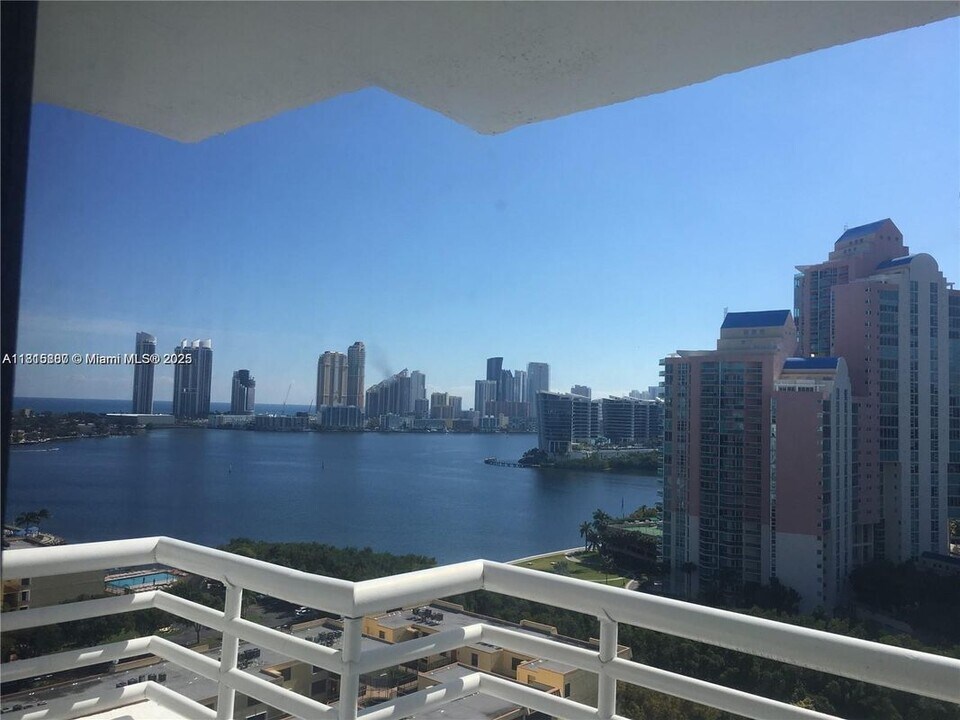 3300 NE 192 St in Aventura, FL - Building Photo