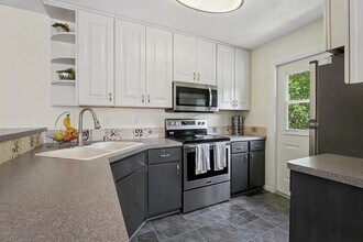 13525 Zenith Ln in Eden Prairie, MN - Foto de edificio - Building Photo