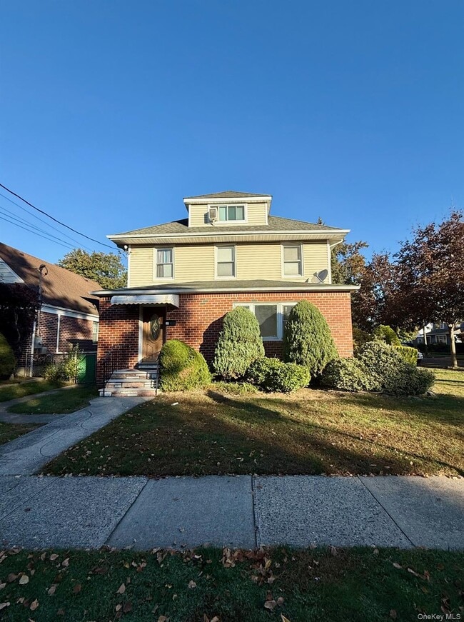191 Floral Blvd in Floral Park, NY - Foto de edificio - Building Photo
