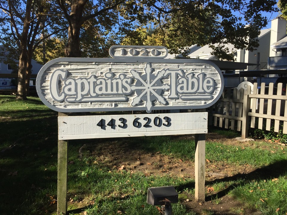 Captains Table Apartments - NEW in Sacramento, CA - Foto de edificio