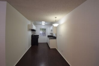 6954 Woodman Ave, Unit 05 in Los Angeles, CA - Building Photo - Building Photo