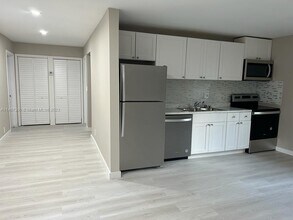 987 NE 131st St-Unit -2 in North Miami, FL - Foto de edificio - Building Photo