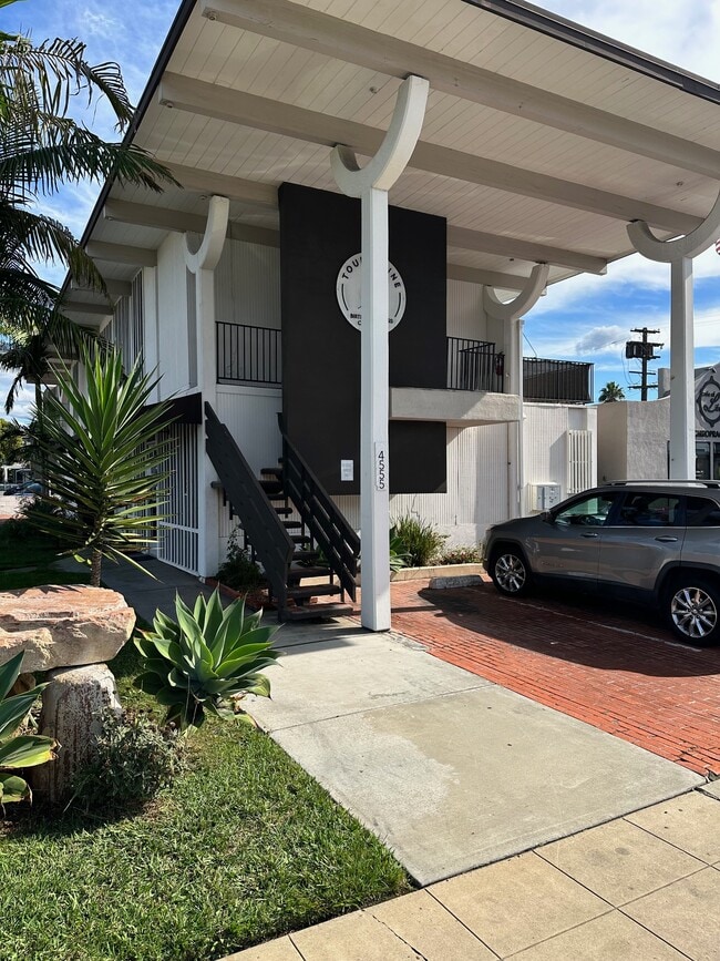 4555 Fanuel St, Unit Shine every day here