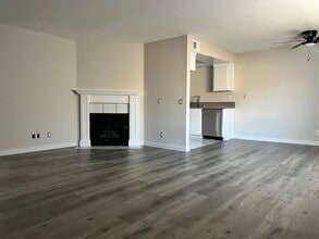 544 E Tujunga Ave, Unit 204 in Burbank, CA - Building Photo - Building Photo