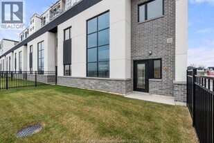 4300 Laurier Pkwy in Lasalle, ON - Building Photo