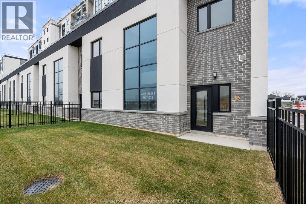 4300 Laurier Pkwy in Lasalle, ON - Building Photo