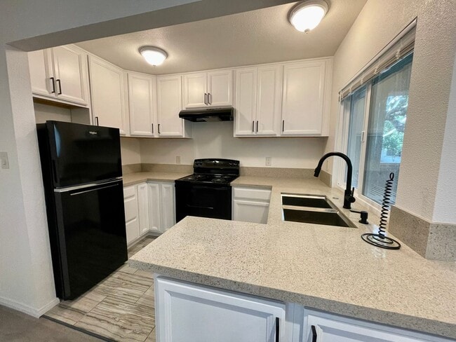 3250 Ashford St in San Diego, CA - Building Photo - Building Photo