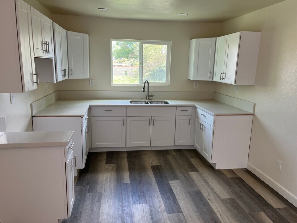 432 W Raymond St, Unit Raymond Street duplex in Compton, CA - Building Photo