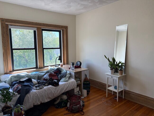 2016 Massachusetts Ave, Unit 2 in Cambridge, MA - Building Photo - Building Photo