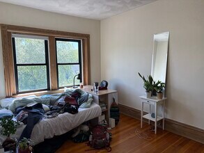 2016 Massachusetts Ave, Unit 2 in Cambridge, MA - Foto de edificio - Building Photo