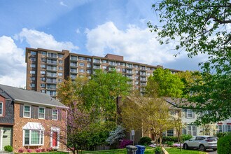 Hunting Creek Club in Alexandria, VA - Building Photo - Building Photo