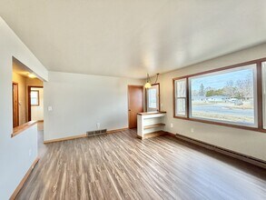 3324 Ruger Ave, Unit 1 in Janesville, WI - Foto de edificio - Building Photo